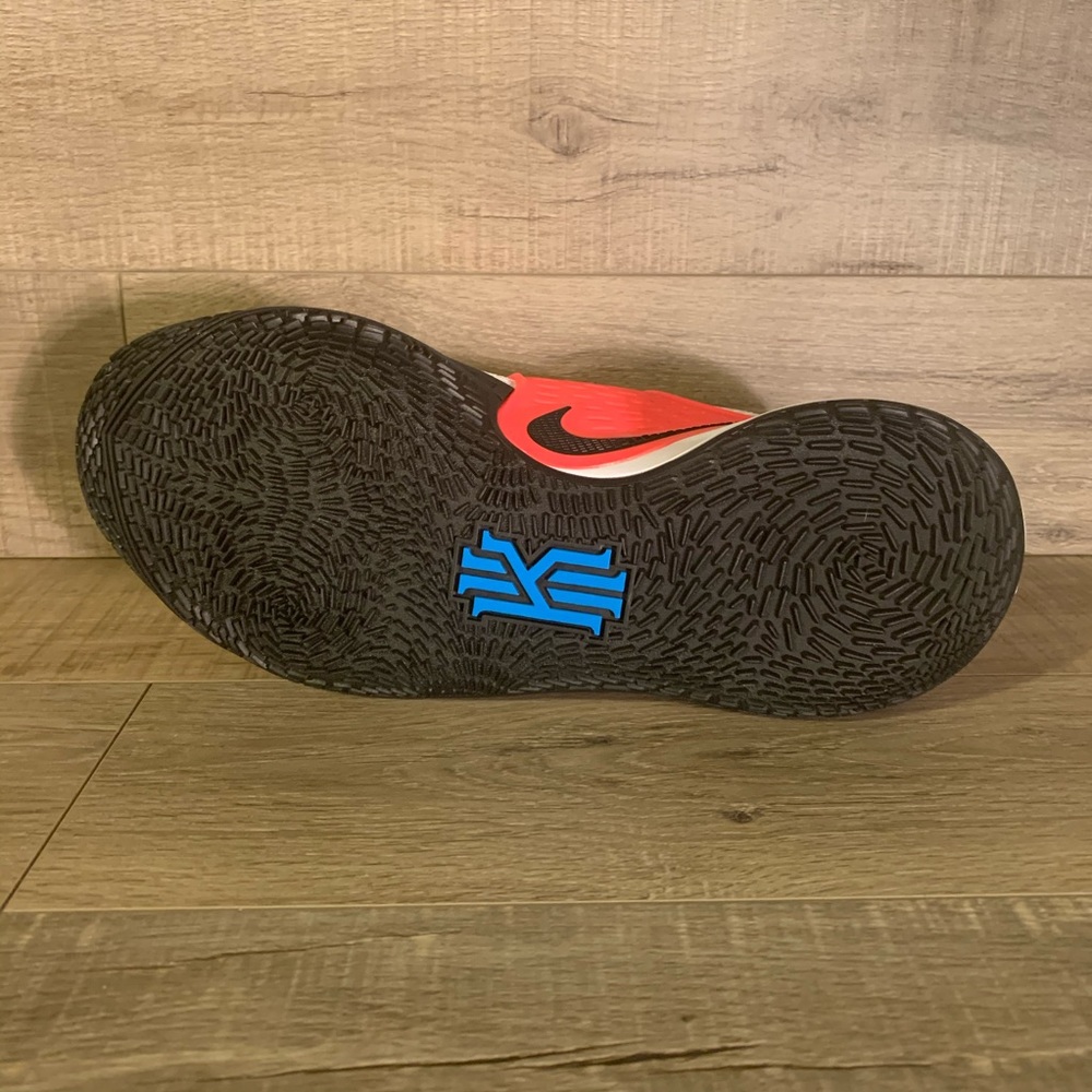 Nike Kyrie Low 2 Basketball Shoes - Picture 4 of 5